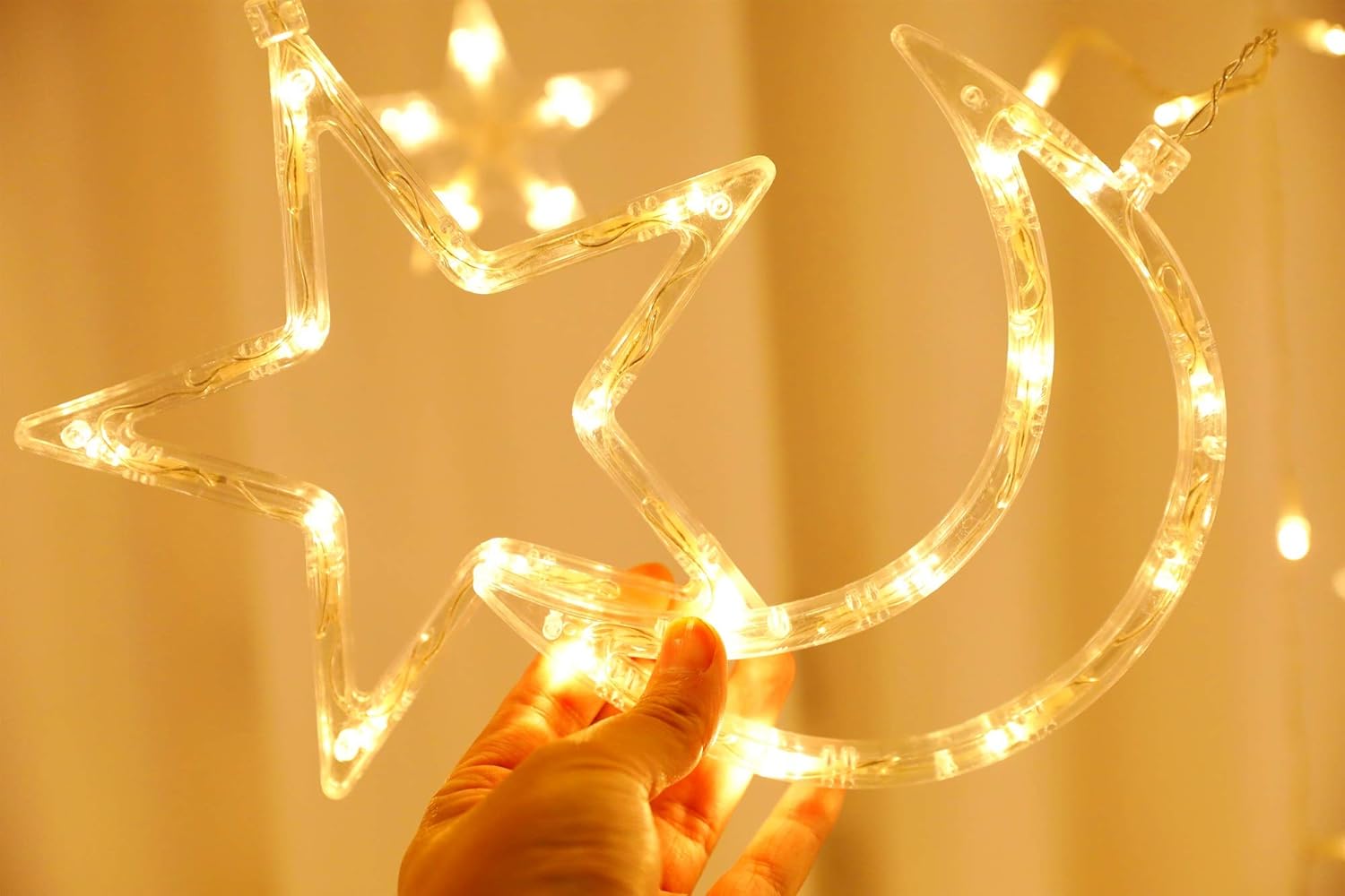 نجوم وأهلة مضيئة لتزيين البيت في رمضان