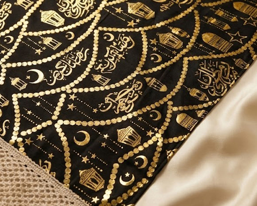 طقم رانر وكفر كوشن بتصميم رمضاني أسود وبيج مع تطريز ذهبي