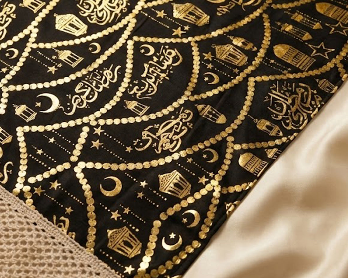 طقم رانر وكفر كوشن بتصميم رمضاني أسود وبيج مع تطريز ذهبي