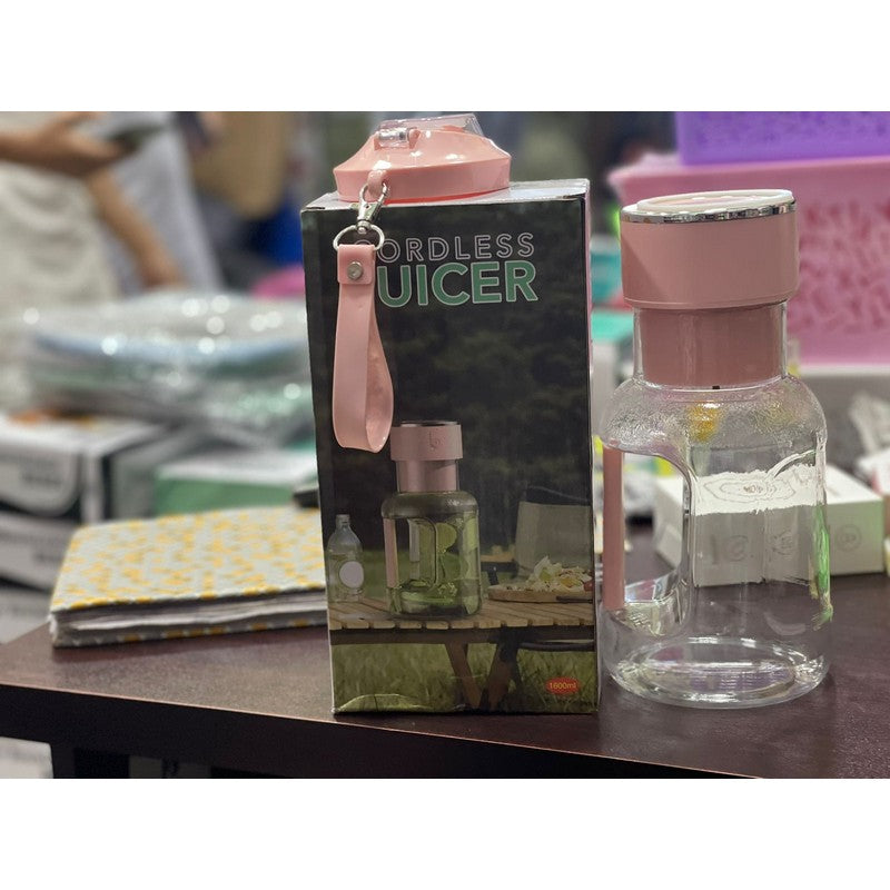 Mini Juicer خلاط شحن من أدوات المطبخ من سوق كوم، يظهر في الصورة مع مكونات وأجزاء الجهاز الصغير والفعال.