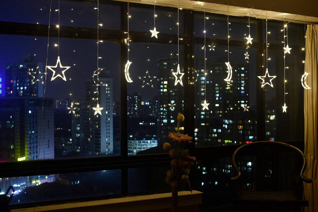 -ديكور رمضان بالجدران باستخدام إضاءة دافئة