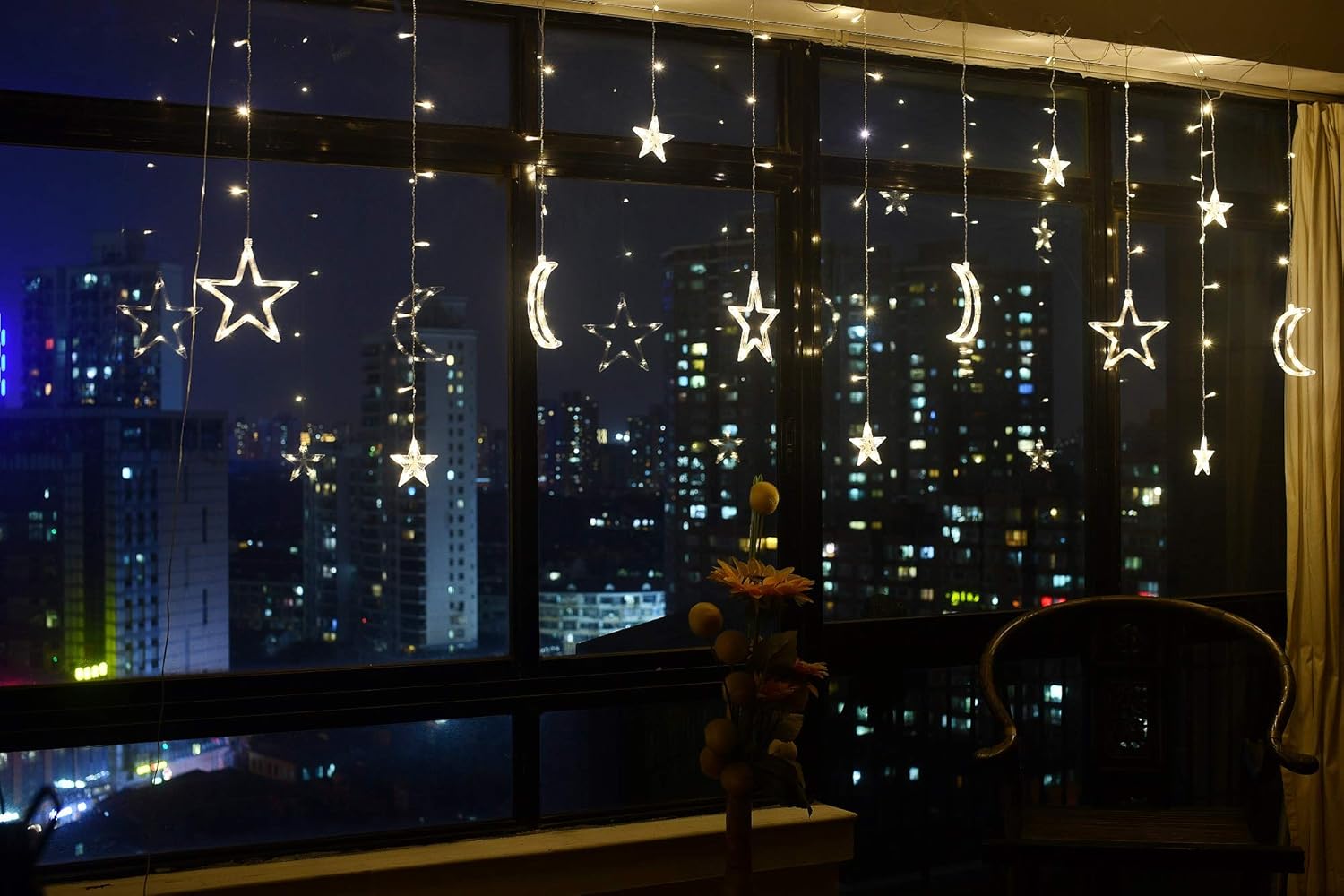-ديكور رمضان بالجدران باستخدام إضاءة دافئة