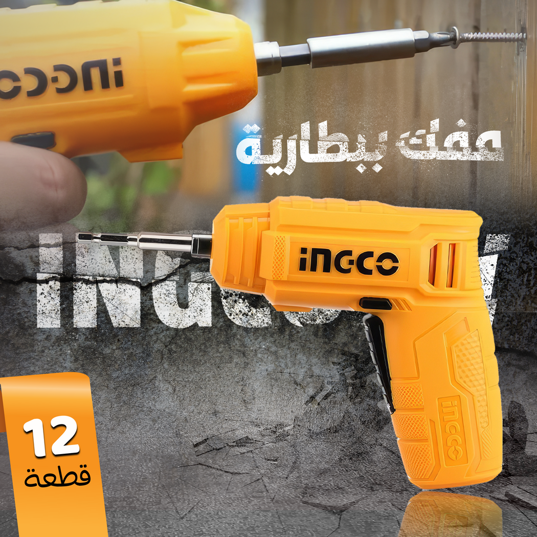 مfk كهربائي INGCO بطارية 4 فولت مع مجموعة من الرؤوس المختلفة والشاحن والكشاف المدمج على طاولة عمل خشبية.