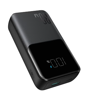 باور بانك بشاشة رقمية وأربعة منافذ USB للشحن المتعدد.